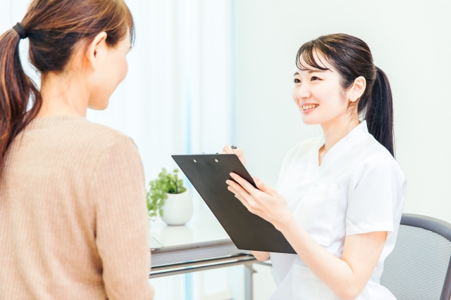 カウンセリングか何かを受ける女性