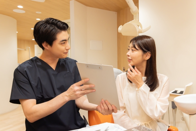 歯科治療の相談をする女性
